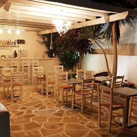 Iris 3* Naousa (Paros)